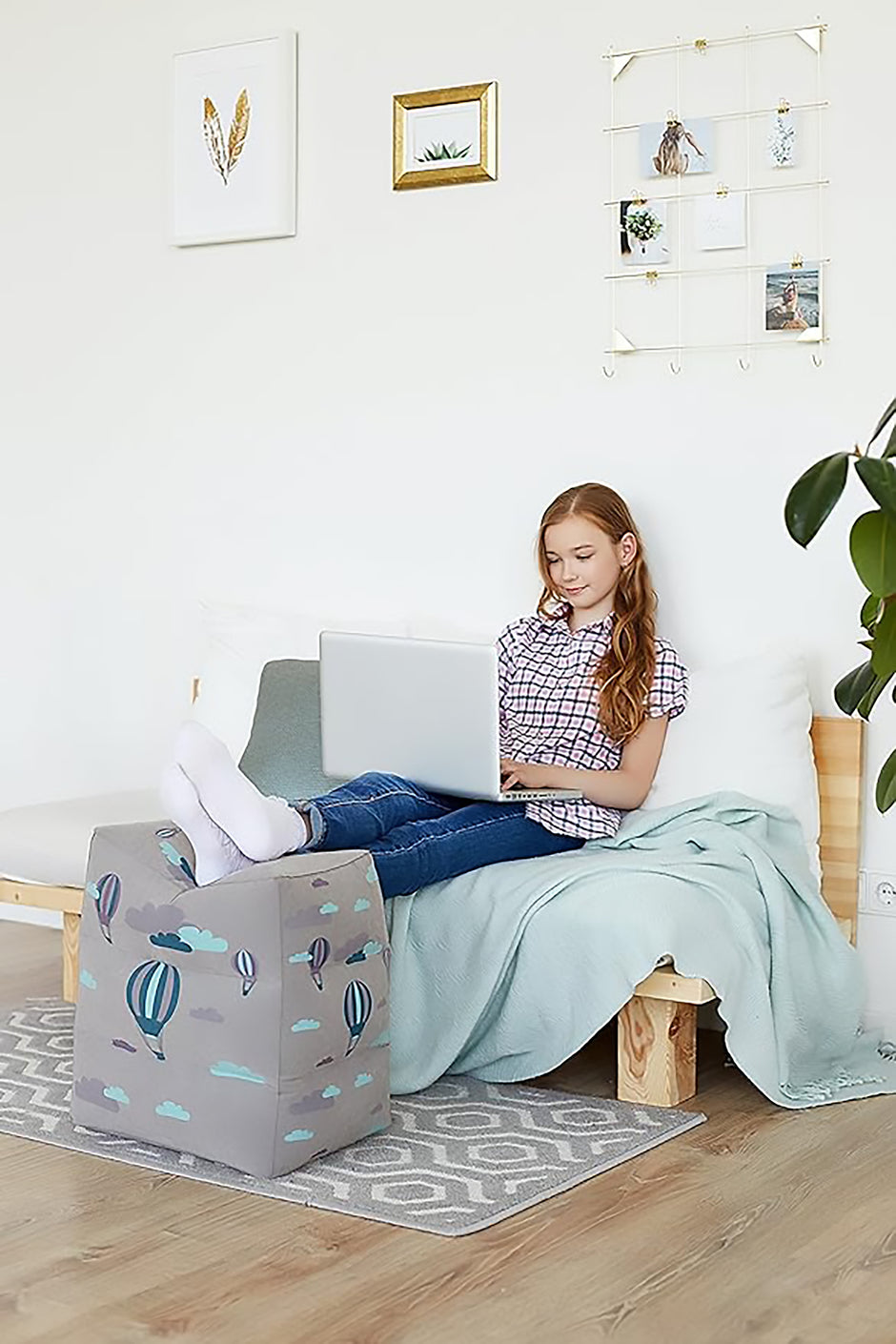 i-emporium Inflatable Travel Footrest for Kids - Essential Gift for Air Travel - Roads